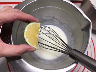 6、零基础酸奶慕斯杯,酸奶中挤入3克柠檬汁，柠檬汁可以让口感更好，没有可以不加，搅拌均匀