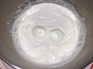 8、零基础酸奶慕斯杯,用电动打蛋器打发至浓稠可流动状态即可，这个打发要求不高，夏天也不需要隔冰水打发