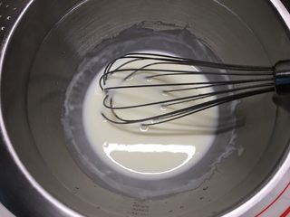 11、零基础酸奶慕斯杯,吉利丁液到入酸奶搅拌均匀