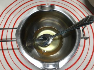 10、零基础酸奶慕斯杯,溶解好的吉利丁溶液应该是全透明无颗粒的状态