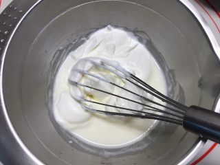 12、零基础酸奶慕斯杯,加入打发好的淡奶油