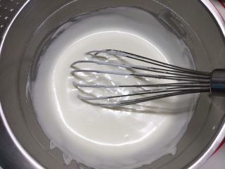 13、零基础酸奶慕斯杯,最后全部搅匀，形成细腻粘稠的慕斯糊