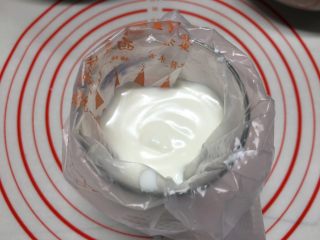 14、零基础酸奶慕斯杯,今天用的杯子是白酒杯，比较小，所以装入裱花袋剪个小口灌进去