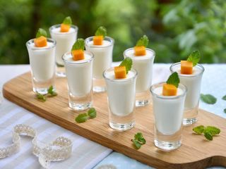 16、零基础酸奶慕斯杯,水果薄荷叶装饰，立马高逼格