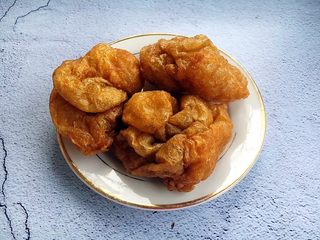 1、春节初二回娘家三鲜卤面四拌菜之四 糖醋面筋,油面筋是天津独特的一道食品。