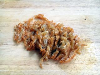 2、春节初二回娘家三鲜卤面四拌菜之四 糖醋面筋,将所有的面筋都切成丝。