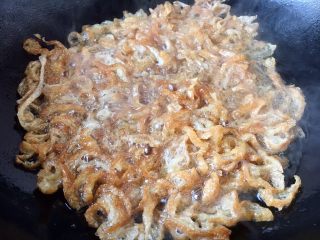 4、春节初二回娘家三鲜卤面四拌菜之四 糖醋面筋,当油温六成热时放入面筋丝，用筷子把面筋丝拨开，避免粘连。