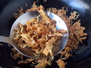 5、春节初二回娘家三鲜卤面四拌菜之四 糖醋面筋,用笊篱盛起面筋丝，轻轻颠勺时，发出沙沙的声音时，捞出面筋丝。