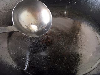 11、春节初二回娘家三鲜卤面四拌菜之四 糖醋面筋,放入少许的盐。