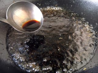 9、春节初二回娘家三鲜卤面四拌菜之四 糖醋面筋,放入1小勺的老抽调色。