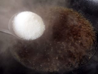 10、春节初二回娘家三鲜卤面四拌菜之四 糖醋面筋,放入1汤勺的白糖。