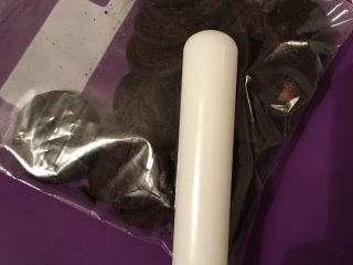 8、奥利奥雪媚娘,然后将饼干放在保鲜袋里捣碎， 一旁备用