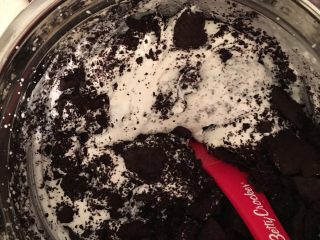 11、奥利奥雪媚娘,动物性奶油打发至9成加入饼干碎搅拌均匀