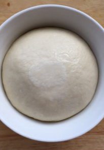 1、夏威夷披萨,面团所有材料揉匀，盖保鲜膜发酵2倍大。