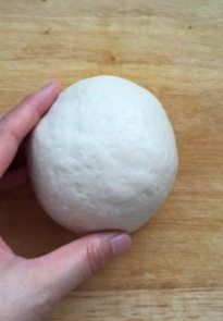 3、夏威夷披萨,滚圆松驰15分钟。