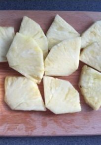 4、夏威夷披萨,松驰的时间用来准备配料，火腿和菠萝切块。