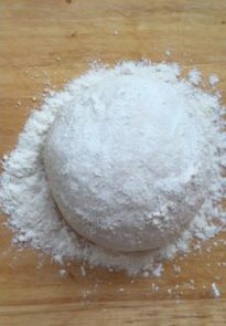 5、夏威夷披萨,松驰好的面团洒手粉按压后。