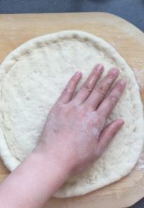 7、夏威夷披萨,面饼推到满意的大小。