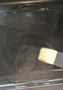 8、夏威夷披萨,烤盘（烤箱自带烤盘即可，这个烤盘是不沾的）涂多多的橄榄油。