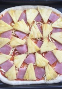 11、夏威夷披萨,把菠萝和火腿铺满后。