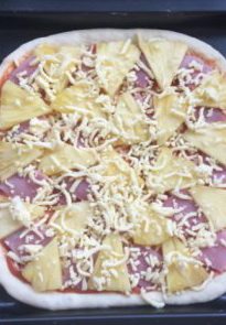 12、夏威夷披萨,再洒一层芝士。