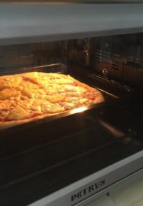 14、夏威夷披萨,入提前预热好的烤箱烘烤至边缘金黄，取出可再洒一层芝士，入炉烤至芝士融化即可。