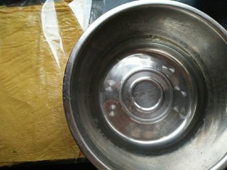 1、豆皮鲜蔬千层,准备水和油豆皮一张。