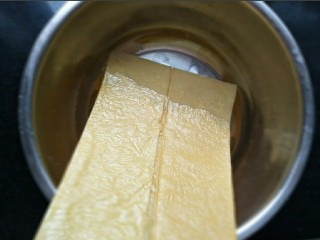 2、豆皮鲜蔬千层,油豆皮浸泡水中。