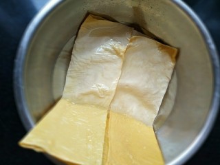 3、豆皮鲜蔬千层,盆有点小，先泡了一半。