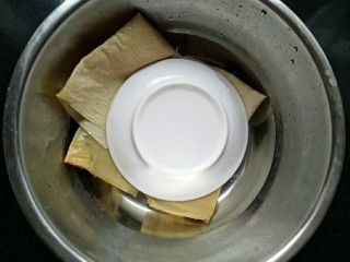 5、豆皮鲜蔬千层,最后用盘子压力下，全部浸泡。