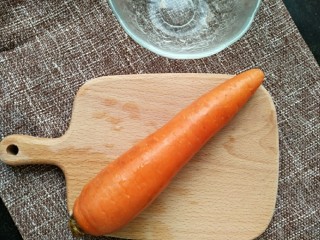 6、豆皮鲜蔬千层,胡萝卜洗净。