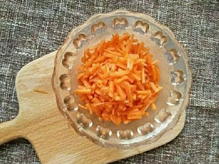 7、豆皮鲜蔬千层,切成小丁。