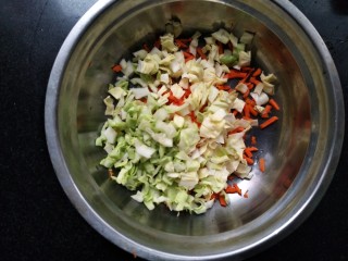 8、豆皮鲜蔬千层,甘蓝同样洗净切成小丁。