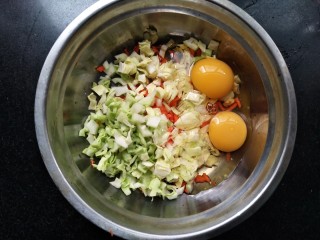 9、豆皮鲜蔬千层,放入两枚鸡蛋。