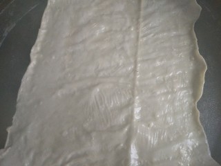 11、豆皮鲜蔬千层,饼铛加热后，放入泡好油豆皮。