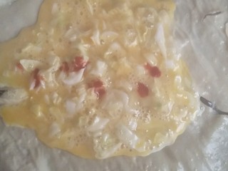 12、豆皮鲜蔬千层,再油豆皮上撒上鸡蛋液，反复三次。最后一次为油豆皮。煎至焦黄出锅。