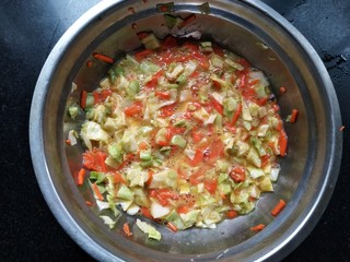 10、豆皮鲜蔬千层,放入蚝油，食盐搅拌均匀。