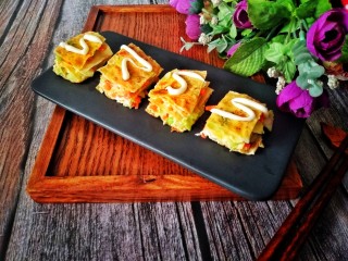 14、豆皮鲜蔬千层,撒上沙拉酱，做好了，豆皮鲜蔬千层。