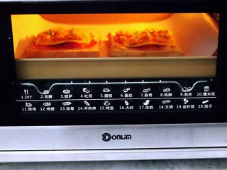 7、肉松培根吐司披萨,上管160度，下管170度烤12分钟，注意观察，我中途加盖了锡纸。(烤箱温度及时间仅供参考)