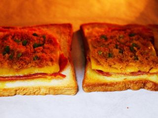 8、肉松培根吐司披萨,啦啦啦，香味浓郁的吐司披萨出炉啦。