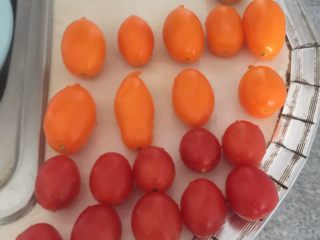 1、芒果披萨,准备好的水果清洗干净。