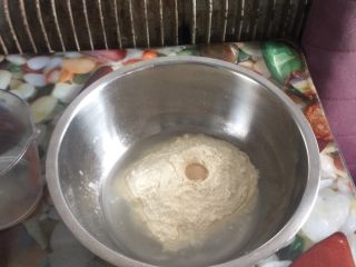 3、芒果披萨,面粉里加入酵母，白糖，盐，清水，电动打蛋器低档搅拌成絮状，中档揉成团，放入软化的黄油，中档揉至拓展阶段不用出膜。