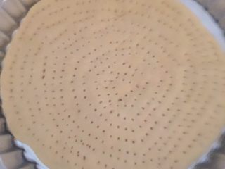 6、芒果披萨,饼皮边缘用勺子压出披萨边。