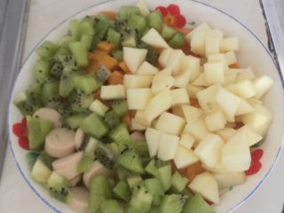 7、芒果披萨,准备好披萨水果馅料。