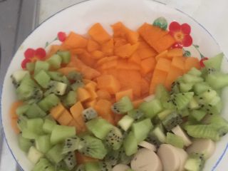 8、芒果披萨,芒果，黄桃，苹果，火腿丁，小番茄，猕猴桃水果多多，味道丰盛。