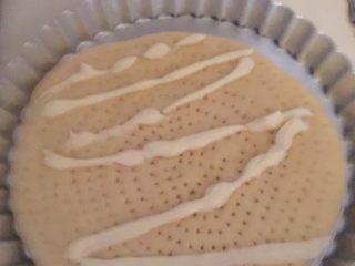 9、芒果披萨,披萨饼皮上挤入适量的沙拉酱，铺上满满的一层马苏里拉奶酪，放上火腿丁，撒上黄桃颗粒，苹果颗粒，猕猴桃颗粒，再撒上少许马苏里拉奶酪。