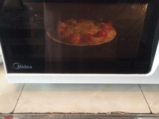 11、芒果披萨,烤箱200°C预热10分钟，放入烤箱中下层，220°C烘烤6分钟，取出再撒入其它的果粒。