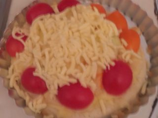 13、芒果披萨,第二次放入小番茄，再撒入马苏里拉奶酪，200°C中下层烘烤4分钟，前后撒入水果颗粒，一定吸干水分，这样披萨饼皮不会是湿漉漉的。