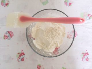 2、香葱味苏打饼干,把中筋粉、玉米淀粉混合均匀