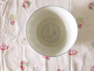 3、香葱味苏打饼干,取一容器，放入水、盐、小苏打、玉米油搅拌均匀